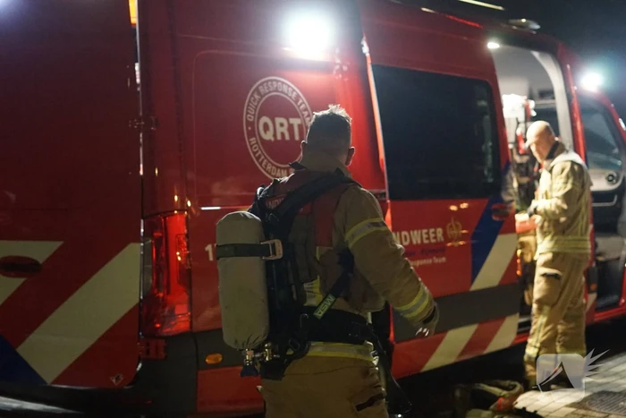Man zit gewond op dak van schuur na mogelijk steekincident
