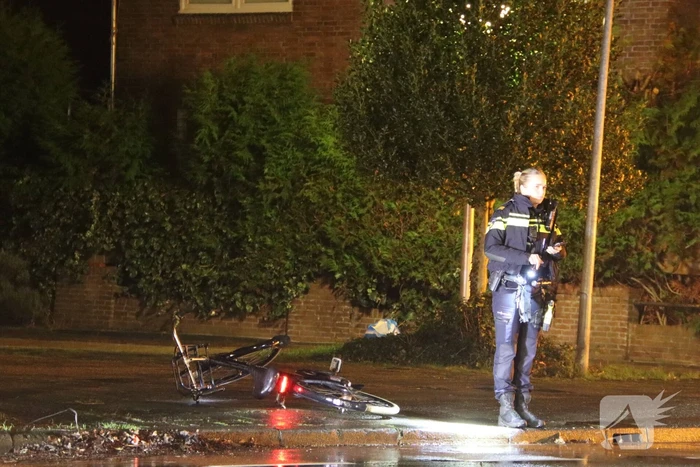 Automobilist rijdt door na botsing met fietser