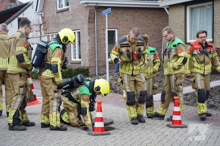 Brandweer doet onderzoek naar benzinelucht in meerdere woningen