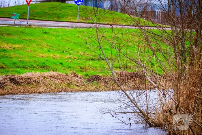 Auto gaat kopje onder