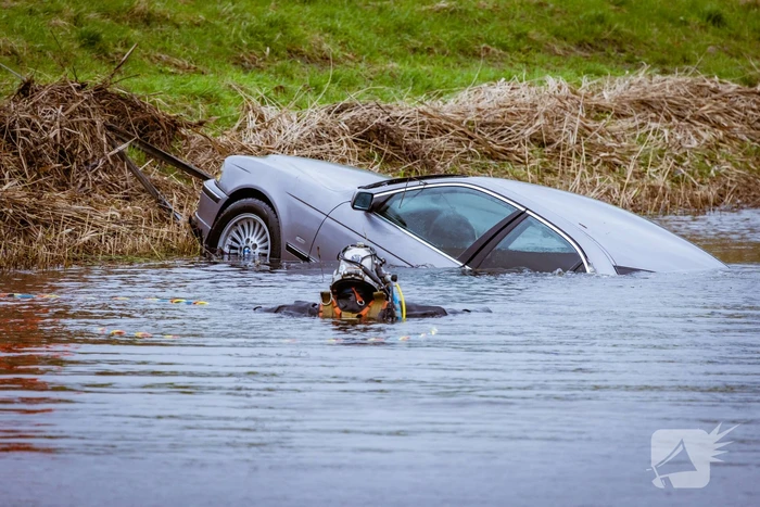 Auto gaat kopje onder