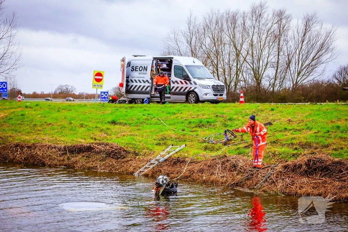 Auto gaat kopje onder