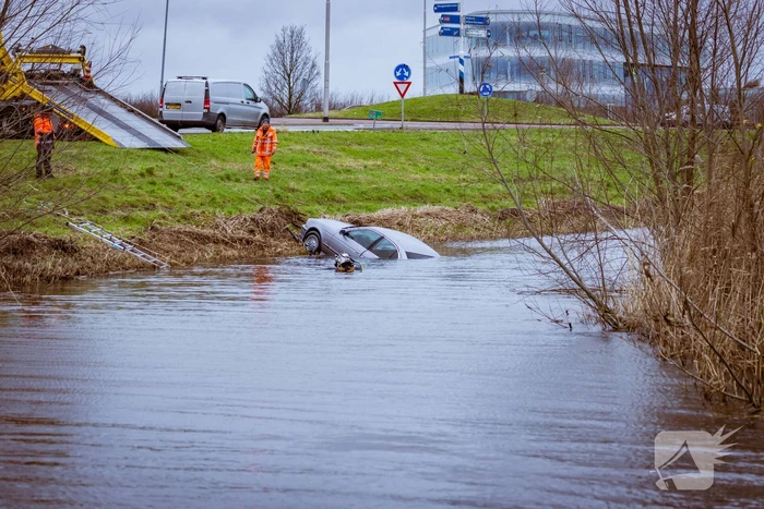 Auto gaat kopje onder
