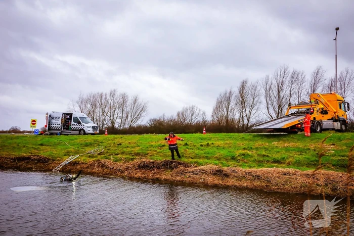 Auto gaat kopje onder
