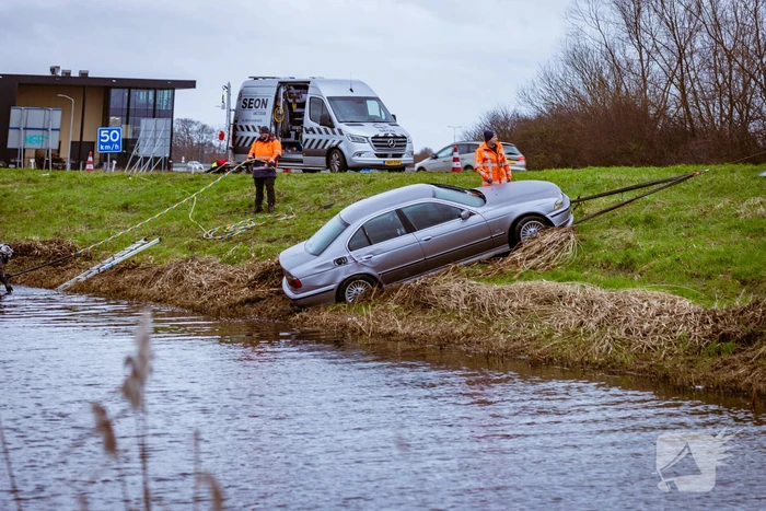 Auto gaat kopje onder