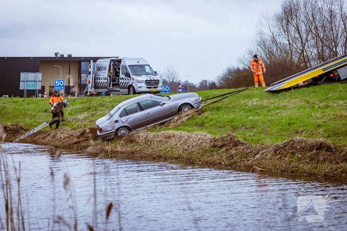 Auto gaat kopje onder