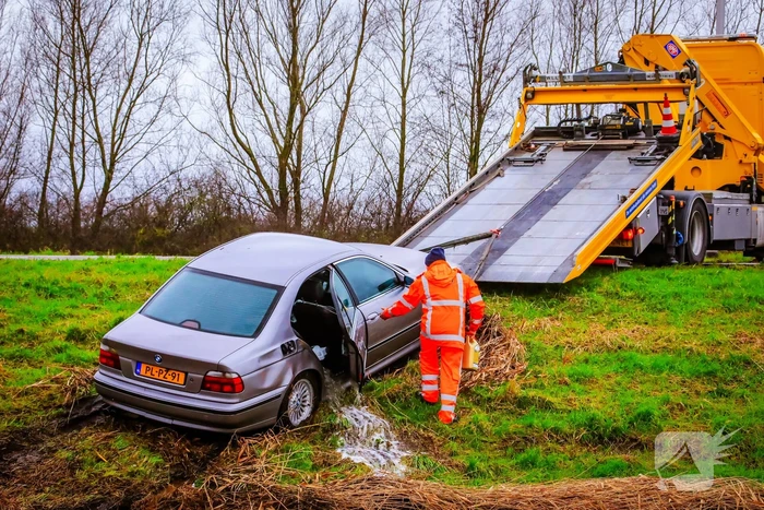 Auto gaat kopje onder