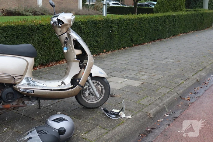 Schade bij ongeval tussen scooterrijder en automobilist