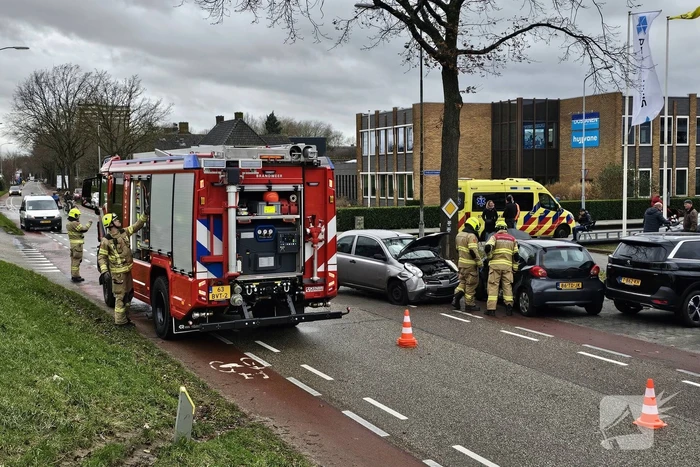 Gewonde bij ongeval tussen twee auto's