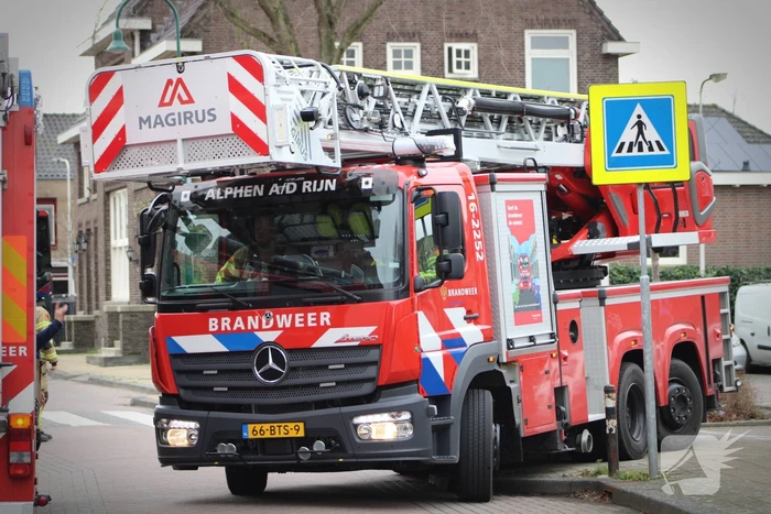 Brandweer zet loshangende zonnescherm vast