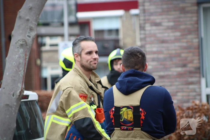 Brandweer zet loshangende zonnescherm vast