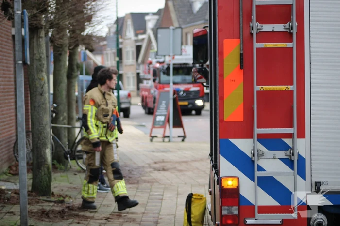 Brandweer zet loshangende zonnescherm vast