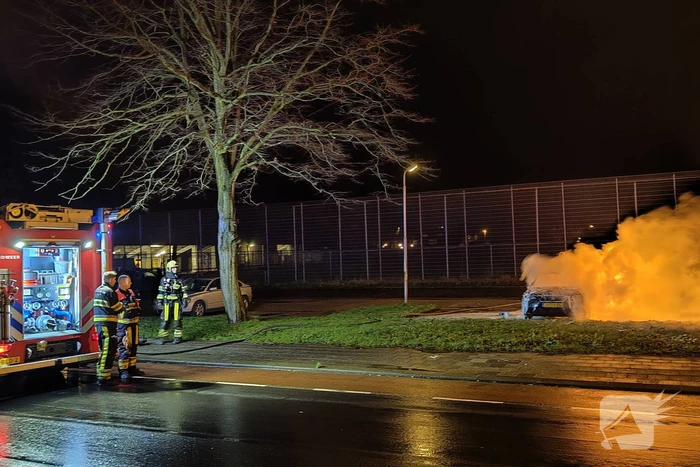 Geparkeerde auto volledig uitgebrand