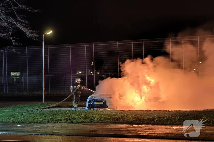 Geparkeerde auto volledig uitgebrand