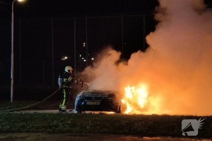 Geparkeerde auto volledig uitgebrand