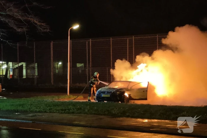 Geparkeerde auto volledig uitgebrand