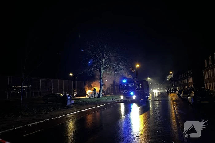 Geparkeerde auto volledig uitgebrand
