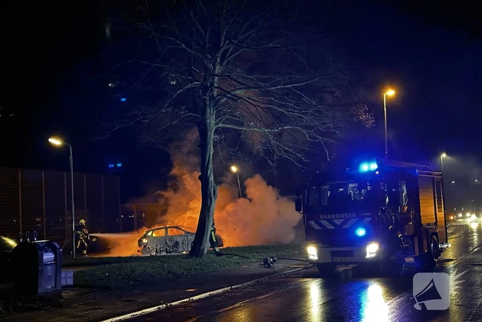 Geparkeerde auto volledig uitgebrand