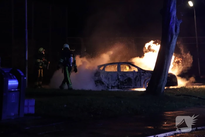 Geparkeerde auto volledig uitgebrand