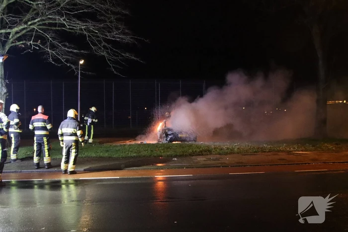Geparkeerde auto volledig uitgebrand