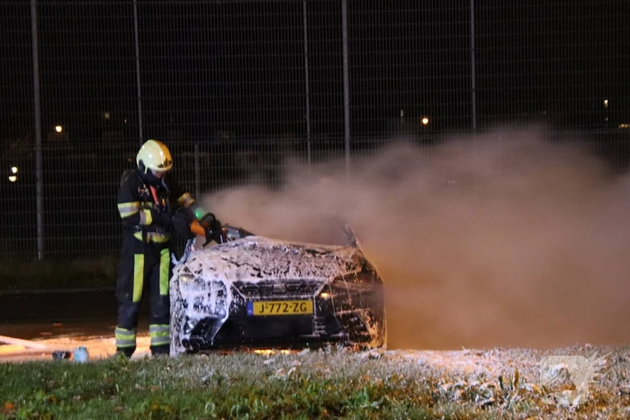 Geparkeerde auto volledig uitgebrand