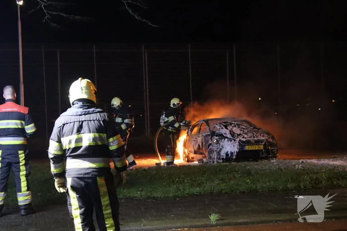 Geparkeerde auto volledig uitgebrand