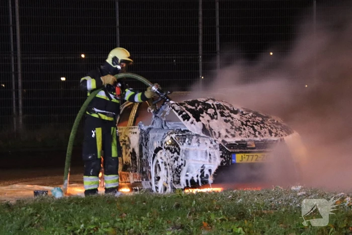 Geparkeerde auto volledig uitgebrand
