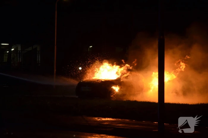 Geparkeerde auto volledig uitgebrand