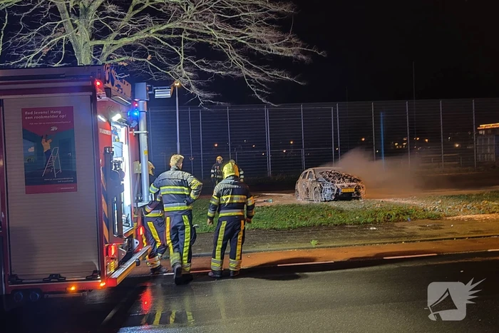 Geparkeerde auto volledig uitgebrand