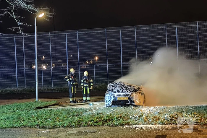 Geparkeerde auto volledig uitgebrand
