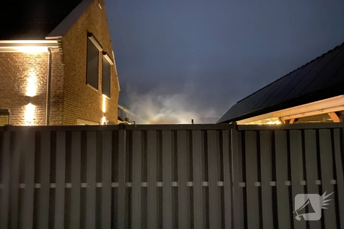 Flinke rookontwikkeling bij brand in schuur