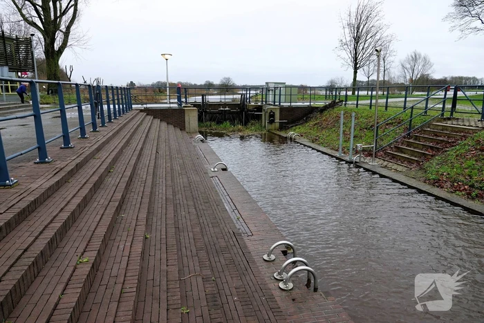 Hoogwater zet uiterwaarden van de Vecht onder water