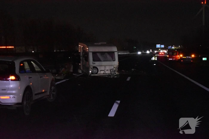 Ravage op snelweg door ongeval met caravan