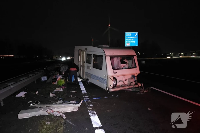 Ravage op snelweg door ongeval met caravan