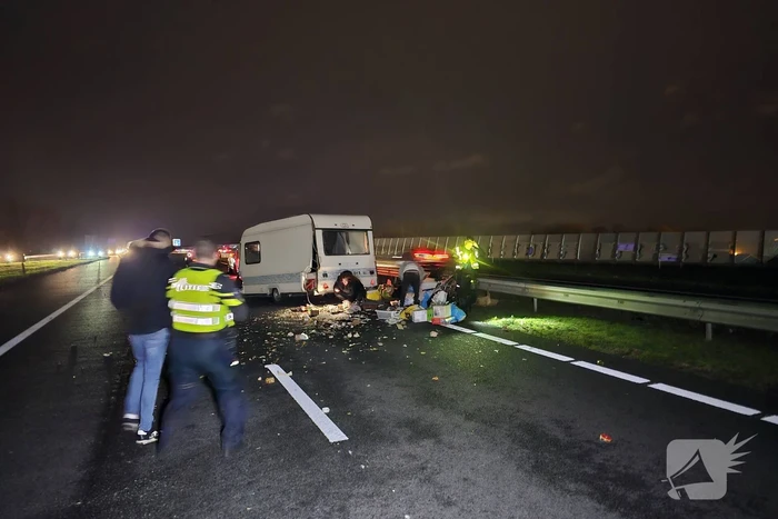 Ravage op snelweg door ongeval met caravan