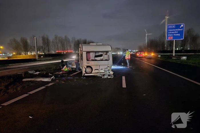 Ravage op snelweg door ongeval met caravan