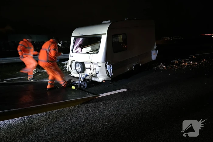 Ravage op snelweg door ongeval met caravan