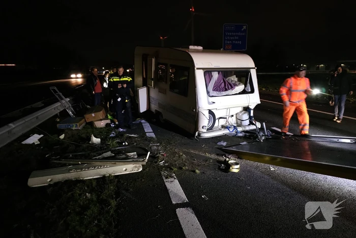 Ravage op snelweg door ongeval met caravan