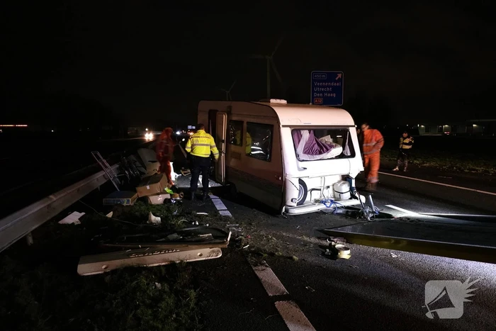 Ravage op snelweg door ongeval met caravan