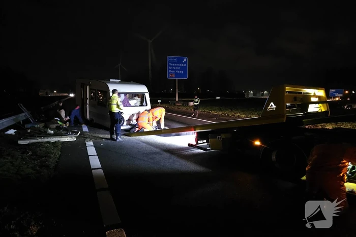 Ravage op snelweg door ongeval met caravan