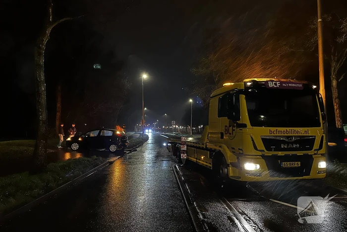 Automobilist rijdt auto kapot op bussluis