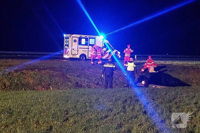 Automobilist raakt van de snelweg belandt in sloot