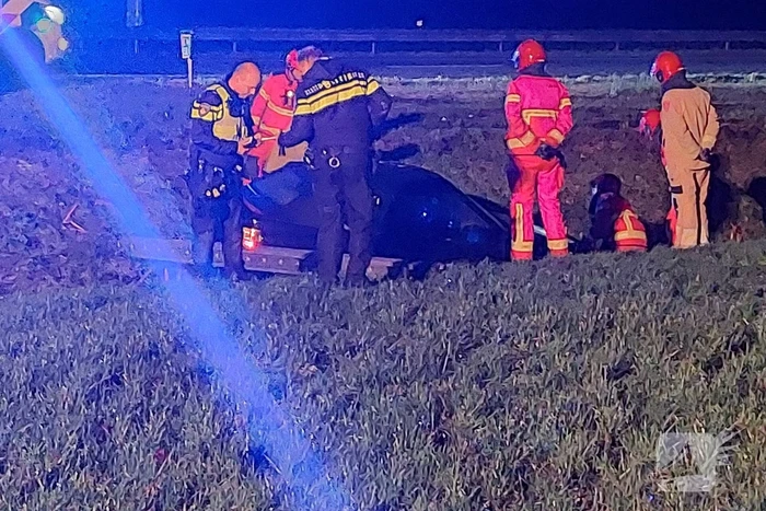Automobilist raakt van de snelweg belandt in sloot