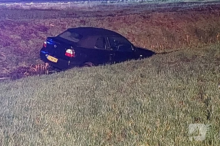 Automobilist raakt van de snelweg belandt in sloot