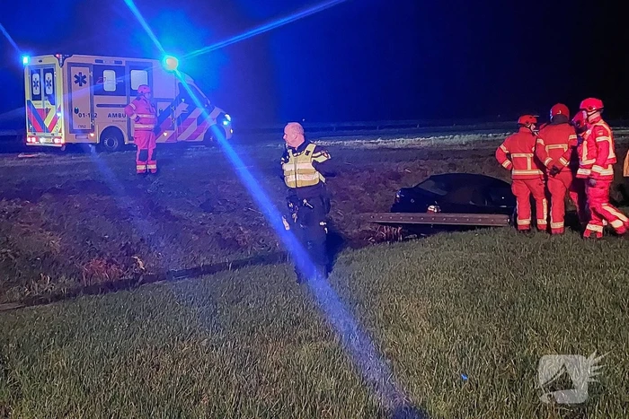 Automobilist raakt van de snelweg belandt in sloot