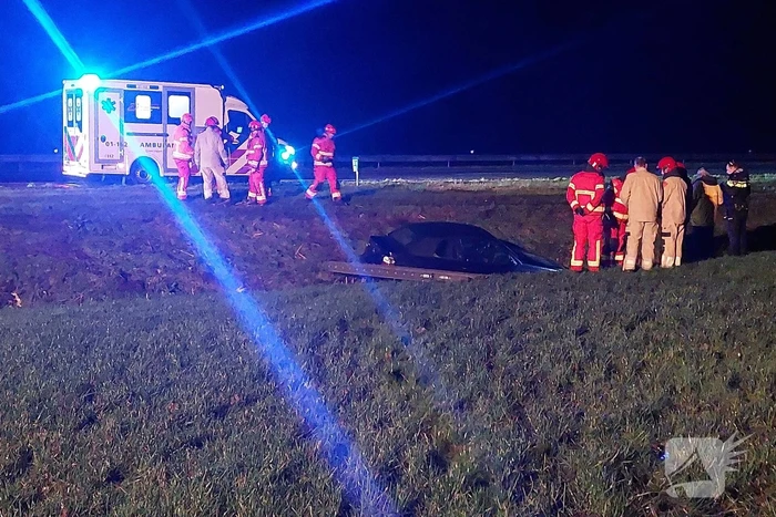 Automobilist raakt van de snelweg belandt in sloot