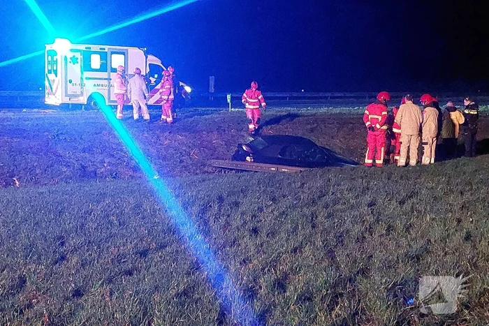 Automobilist raakt van de snelweg belandt in sloot