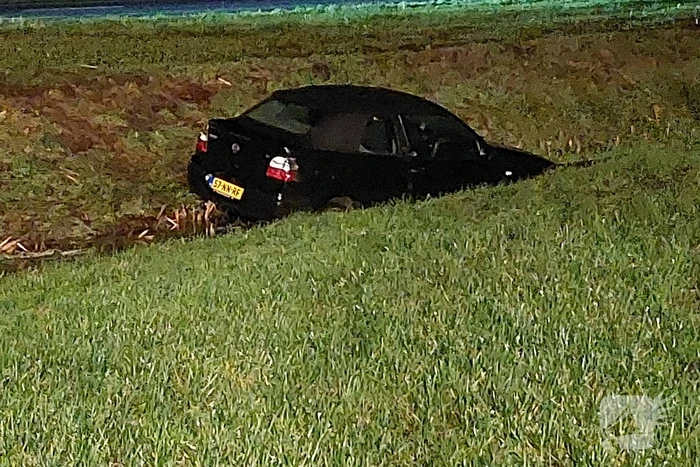 Automobilist raakt van de snelweg belandt in sloot