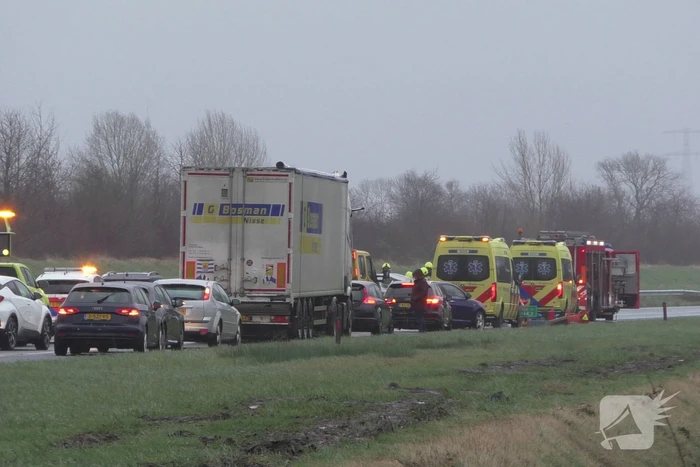 Meerdere voertuigen botsen en trailer raakt los