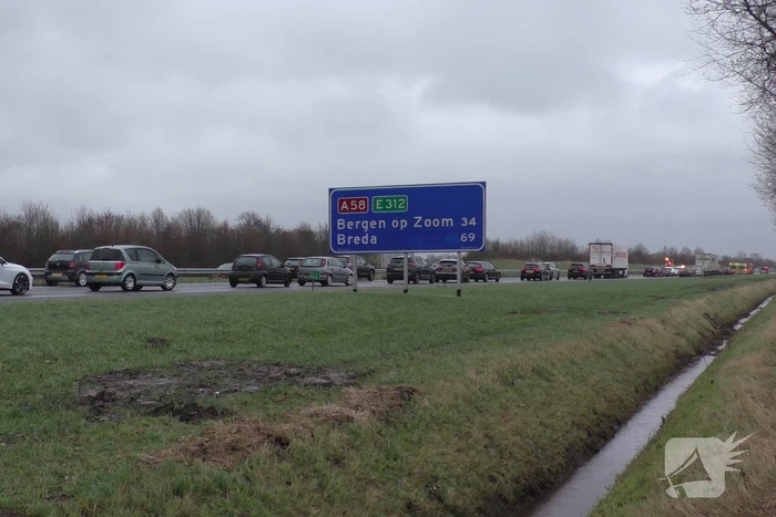 Meerdere voertuigen botsen en trailer raakt los